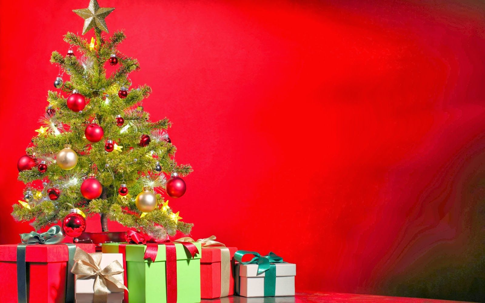 arbol de navidad y regalos sobre fondo rojo la casa grande arbol de navidad y regalos sobre fondo rojo la casa grande